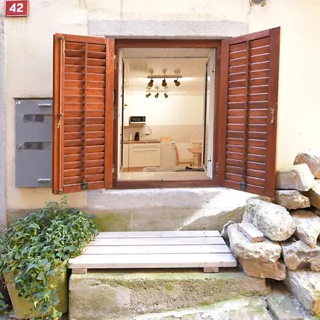 Bernard Coastal Getaway Apartment