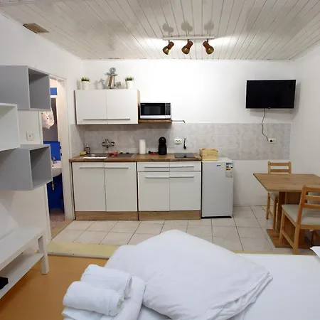 Bernard Coastal Getaway Apartment
